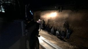 القوات الإسرائيلية تعتقل عشرات الفلسطينيين الذين دخلوا إسرائيل بصورة غير شرعية في جنوب القدس، 4 مارس، 2018. (الجيش الإسرائيلي)