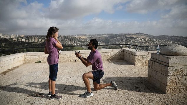 عداء يطلب يد امرأة على هامس ماراثون القدس الدولي، 9 مارس 2018 (Flash90 via Jerusalem municipality)