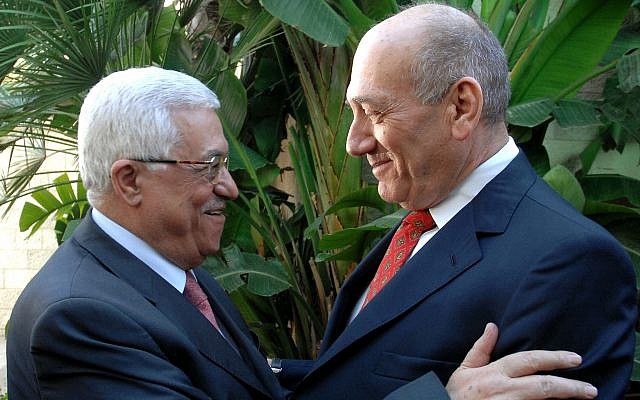 يجتمع رئيس الوزراء الإسرائيلي آنذاك، إيهود أولمرت، مع الرئيس الفلسطيني محمود عباس، في القدس، في 17 نوفمبر / تشرين الثاني 2008. (موشيه ميلنر GPO / Flash90) يجتمع رئيس الوزراء الإسرائيلي آنذاك، إيهود أولمرت، مع الرئيس الفلسطيني محمود عباس، في القدس، في 17 نوفمبر / تشرين الثاني 2008. (موشيه ميلنر GPO / Flash90)