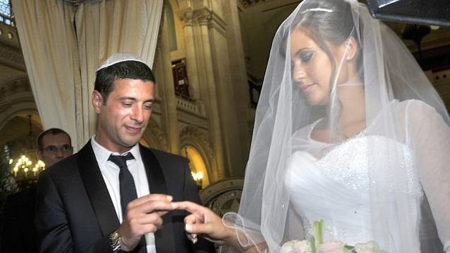للتوضيح: زوجان يهوديان خلال مراسم حفل زفافهما في كنيس في باريس، فرنسا، 21 يوليو 2013. (Serge Attal/Flash90/via JTA)