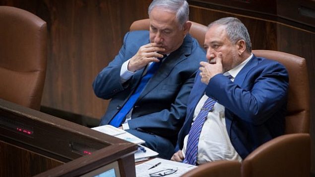 رئيس الوزراء بينيامين نتنياهو (من اليسار) ووزير الدفاع أفيغدور ليبرمان في الكنيست، 24 أكتوبر، 2017. (Yonatan Sindel/ Flash90) رئيس الوزراء بينيامين نتنياهو (من اليسار) ووزير الدفاع أفيغدور ليبرمان في الكنيست، 24 أكتوبر، 2017. (Yonatan Sindel/ Flash90)