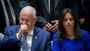 الرئيس رؤوفن ريفلين ووزيرة العدل ايليت شاكيد خلال حفل في منزل الرئيس في القدس، 26 اكتوبر 2017 (Miriam Alster/Flash90)