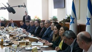 رئيس الوزراء بينيامين نتنياهو يترأس الجسة الأسبوعية لمجلس الوزراء في مكتب رئيس الوزراء في القدس، 7 يناير، 2018. (Ohad Zwigenberg/Pool)
)