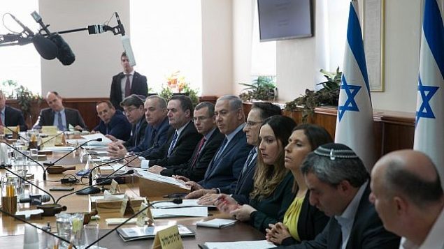 رئيس الوزراء بينيامين نتنياهو يترأس الجسة الأسبوعية لمجلس الوزراء في مكتب رئيس الوزراء في القدس، 7 يناير، 2018. (Ohad Zwigenberg/Pool)
)