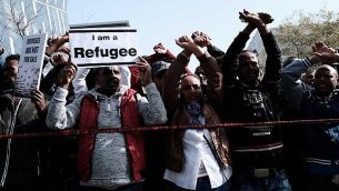 طالبو لجوء أفارقة ونشطاء حقوق إنسان يحتجون ضد خطة الحكومة لترحيلهم من امام السفارة الرواندية في هرتسليا، 22 يناير، 2018. (Tomer Neuberg/Flash90)