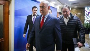رئيس الوزراء بنيامين نتنياهو يصل إلى الاجتماع الأسبوعي لمجلس الوزراء في مكتب رئيس الوزراء في القدس في 11 مارس، 2018. (Marc Israel Sellem/Pool)