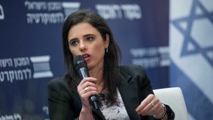 وزيرة العدل أييليت شاكيد تتحدث أمام مؤتمر من تنظيم صحيفة "ماكور ريشون’ والمعهد الإسرائيلية للديمقراطية في إسرائيل في القدس، 11 مارس، 2018. (Yonatan Sindel/Flash90)