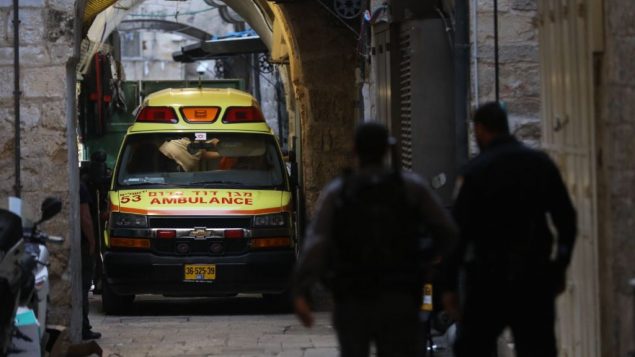 قوى الأمن في موقع هجوم طعن أصيب فيه حارس أمن بجروح بالغة الخطورة في البلدة القديمة في القدس، 18 مارس، 2018. (Yonatan Sindel/Flash90)