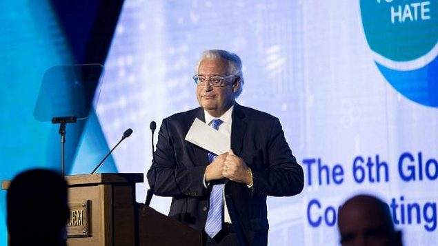 السفيؤ الأمريكي لدى إسرائيل ديفيد فريدمان يتحدث خلال مؤتمر "المنتدى العالمي لمكافحة معاداة السامية" السادس في مركز المؤتمرات في القدس، 19 مارس، 2017. (Yonatan Sindel/Flash90) السفيؤ الأمريكي لدى إسرائيل ديفيد فريدمان يتحدث خلال مؤتمر "المنتدى العالمي لمكافحة معاداة السامية" السادس في مركز المؤتمرات في القدس، 19 مارس، 2017. (Yonatan Sindel/Flash90)