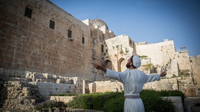 كهنة يهود يستعدون لطقوس تقديم القرابين بمناسبة عيد الفصح العبري في مركز ديفيدسون في البلدة القديمة في القدس، 26 مارس، 2018. (Yonatan Sindel/Flash90)