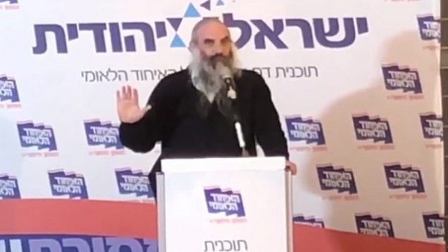 الحاخام يهوشواع شابيرا، رئيس المعهد الديني رمات غان، يتحدث أمام مؤتمر لأتباع تيار اليمين المتدين في 6 مارس، 2018. (لقطة شاشة:Ynet)