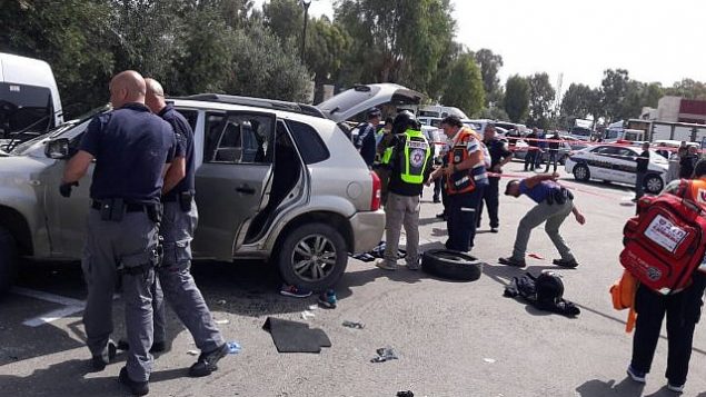 صورة من موقع ما يُشتبه بأنه هجوم دهس في عكا، 4 مارس، 2018.  (United Hatzalah)