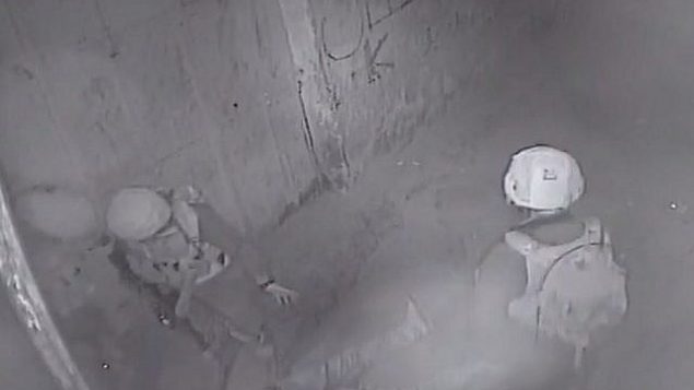 كاميرات المراقبة تظهر جنودا يجثمون على مصاب فلسطيين في زقاق في مدينة أريحا في الضفة الغربية، 22 فبراير، 2018.