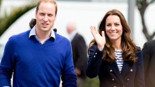 دوق ودوقة كامبريدج، الأمير ويليام وكيت ميدلتون، في أوكلاند، نيوزيلندا في 2014. (Prince William and Kate Middleton image via Shutterstock).