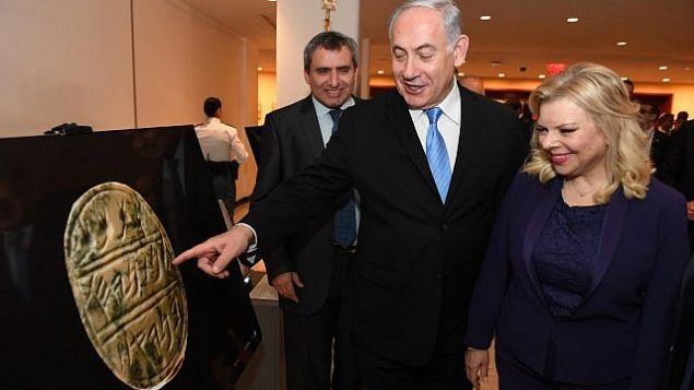 رئيس الوزراء بنيامين نتنياهو وزوجته سارة يجولان في معرض حول تاريخ القدس في مقر الأمم المتحدة في نيويورك يوم الخميس 8 مارس 2018. (Haim Zach / GPO)