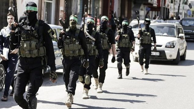 عناصر مسلحة فلسطينية تشارك في مناورة عسكرية في مدينة غزة، 25 مارس، 2018.  (AFP PHOTO / MAHMUD HAMS)