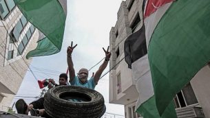 رجال فلسطينيون يجلسون في شاحنة محملة بالإطارات لاستخدامها في الاحتجاجات في رفح، جنوب قطاع غزة، في 5 أبريل 2018. (AFP /SAID KHATIB)