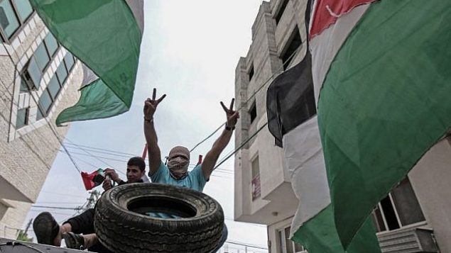 رجال فلسطينيون يجلسون في شاحنة محملة بالإطارات لاستخدامها في الاحتجاجات في رفح، جنوب قطاع غزة، في 5 أبريل 2018. (AFP /SAID KHATIB)