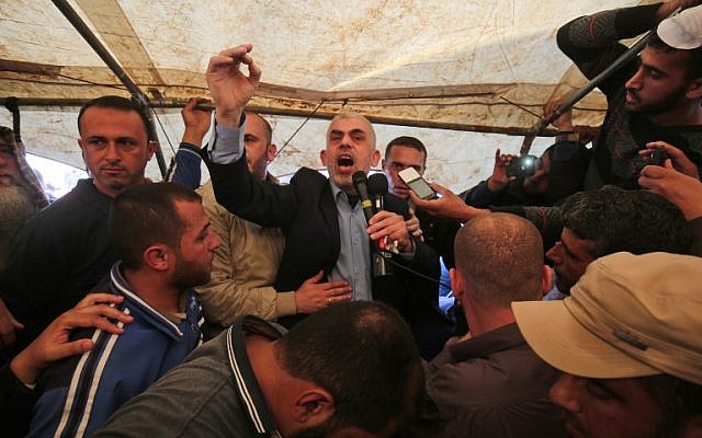 يحيى السنوار، زعيم جماعة حماس في قطاع غزة، يتحدث أثناء احتجاج شرق خان يونس في 6 أبريل 2018. (AFP PHOTO / SAID KHATIB)