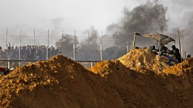 مواجهات بين القوات الإسرائيلية ومتظاهرين بالقرب من كيبوتس كيريم شالوم المتاخم للحدود مع جنوب قطاغ غزة في 6 أبريل، 2018. (AFP PHOTO / MENAHEM) مواجهات بين القوات الإسرائيلية ومتظاهرين بالقرب من كيبوتس كيريم شالوم المتاخم للحدود مع جنوب قطاغ غزة في 6 أبريل، 2018. (AFP PHOTO / MENAHEM)