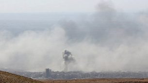الدخان يتصاعد في مدينة دوما، آخر معاقل المعارضة في الغوطة الشرقية في سوريا، في 7 أبريل، 2018، بعد استنئاف قوات النظام السوري لهجماتها للضغط على المتمردين ودفعهم للانسحاب. (AFP PHOTO / STRINGER)
