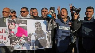 صحافيون فلسطينيون يشاركون في تظاهرة بعد مقتل زميلهم الصحافي ياسر مرتجى، بالقرب من حدود غزة مع إسرائيل، في مدينة رفح في جنوب قطاع غزة، 8 أبريل، 2018. (AFP PHOTO / SAID KHATIB)