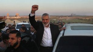 رئيس المكتب السياسي لحركة حماس اسماعيل هنية خلال زيارته موقع احتجاجات امام الحدود بين اسرائيل وقطاع غزة، شرقي مدينة غزة، 9 ابريل 2018 (AFP PHOTO / MAHMUD HAMS)