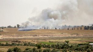 الدخان يتصاعد من حقول بالقرب من كيبوتس بئيري على الجانب الإسرائيلي من الحدود مع قطاع غزة شرقي مدينة غزة، بعد أن قام فلسطينيون بتطيير طائرة ورقية محملة بزجاجة حارقة عبر الحدود قبل قطع خيوطها لإسقاط الزجاجة الحارقة في الأراضي الإسرائيلية، 17 أبريل، 2018.  (AFP PHOTO / MAHMUD HAMS)