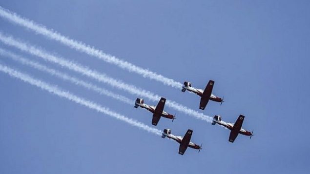 طائرات أمريكية الصنع تابعة لسلاح الجو الإسرائيلي من طراز  T-6 Texan II تحلق خلال عرض للطيران العسكري في إطار الاحتفالات بالعيد ال70 لاستقلال إسرائيل في 19 أبريل، 2018 في مدينة تل أبيب الساحلية.  (AFP PHOTO / AHMAD GHARABLI)