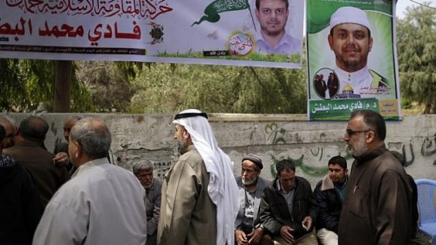 وصول مشيعون إلى بيت عزاء للأستاذ الجامعي والعضو في حركة حماس فادي محمد الطبش (35 عاما)، الذي  قُتل في وقت سابق من اليوم في ماليزيا، في جباليا شمال قطاع غزة، 21 أبريل، 2018. (AFP PHOTO / MAHMUD HAMS)