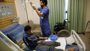 عبد الرحمن نوفل (12 عاما) في مستشفى في مدينة رام الله، بعد بتر رجله نتيجة اصابة برصاص الجيش الإسرائيلي بالقرب من حدود غزة، 23 ابريل 2018 (AFP PHOTO / ABBAS MOMANI)