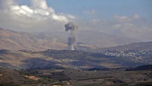 صورة توضيحية: سحب الدخان تتصاعد من قرية الحضر الدرزية السورية في 3 نوفمبر، 2017، كما تظهر من الجانب الإسرائيلي لهضبة الجولان. (AFP/JALAA MAREY)