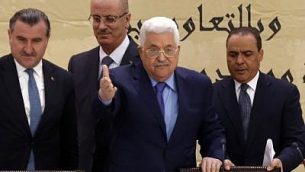 رئيس السلطة الفلسطينية محمود عباس (وسط الصورة) يشارك في مؤتمر ’مؤتمر القدس كعاصمة للشباب الإسلامي’ في مدينة رام الله في الضفة الغربية، 5 فبراير، 2018. (AFP PHOTO / ABBAS MOMANI)
