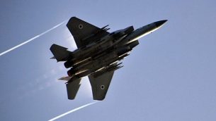 طائرة F-15 تابعة لسلاح الجو الإسرائيلي تحلق في أجواء هضبة الجولان خلال مناورة عسكرية في 23 فبراير، 2014. (Gu Ashash/Israel Air Force/Flickr)