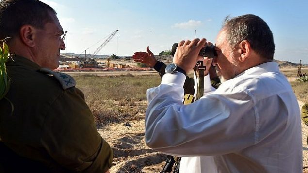وزير الدفاع أفيغدور ليبرمان خلال زيارة الحدود بين إسرائيل وقطاع غزة في 5 يوليو 2016. (Ariel Hermoni/Defense Ministry/Flash90)