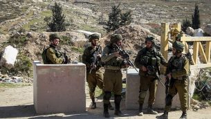 صورة توضيحية: جنود الجيش الإسرائيلي عند نقطة تفتيش في الضفة الغربية. (وسام الهشلمون / Flash90)