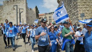 شباب يهود يشاركون في "مسيرة الاحياء" في القدس، 2 مايو 2017 (Yossi Zeliger/FLASH90)