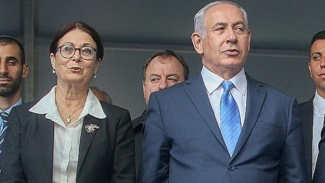 رئيس الوزراء بينيامين نتنياهو، من اليمين، مع رئيسة المحكمة العليا القاضية إستر حايوت، في المقبرة العسكرية في جبل هرتسل، 1 نوفمبر، 2017.  (Marc Israel Sellem/Pool)