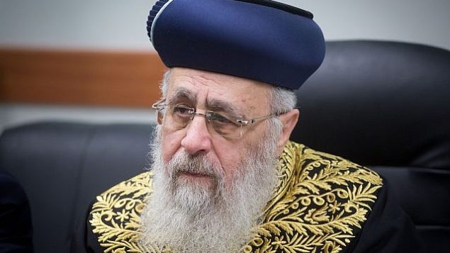 يحضر كبير الحاخامات الإسرائيليين من السفارديم يتسحاق يوسف عمليات البيع التقليدية للطعام الذي يحمل اسم "دولة إسرائيل" إلى غير اليهود قبل عطلة عيد الفصح، في 29 مارس 2018. (Miriam Alster / Flash90)