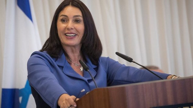 وزيرة الثقافة ميري ريغيف خلال مراسيم في الكنيست لتكريم مضيئي الضعل في مراسيم استقلال اسرائيل السبعين في جبل هرتسل، 15 ابريل 2018 (Yonatan Sindel/Flash90)