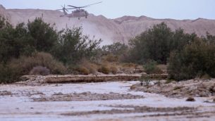 مروحية عسكرية تبحث عن الطلاب المفقودين الذين جرفهم فيضان في نهر تسافيت بالقرب من البحر الميت، 26 ابريل 2018 (Maor Kinsbursky/Flash90)