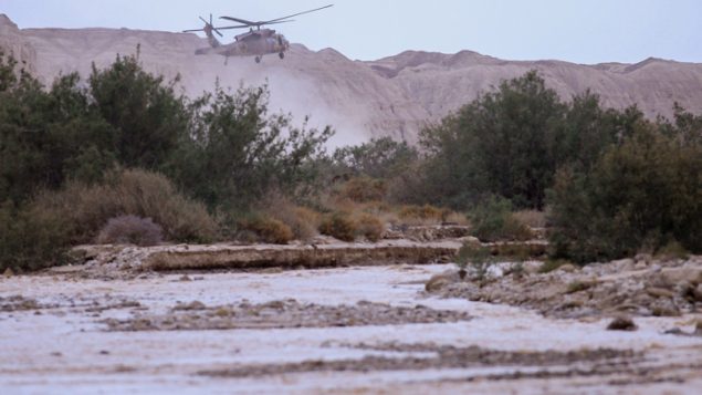 مروحية عسكرية تبحث عن الطلاب المفقودين الذين جرفهم فيضان في نهر تسافيت بالقرب من البحر الميت، 26 ابريل 2018 (Maor Kinsbursky/Flash90)