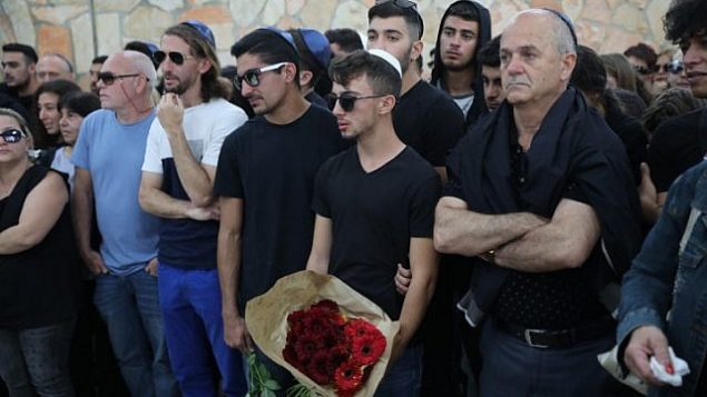 العائلة والأصدقاء خلال تشييع جنازة معيان برهوم في مقبرة هار همنوت في القدس، الجمعة 27 أبريل، 2018. قُتلت برهوم أمس مع تسعة مراهقين آخرين عندما اجتاحتهم فيضانات في ناحال تسافيت خلال رحلة صفية بالقرب من البحر الميت. (Hadas Parush/Flash90)
