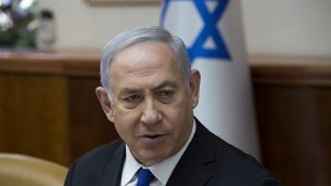 رئيس الوزراء بينيامين نتنياهو يترأس الجلسة الأسبوعية للحكومة في مكتب رئيس الوزراء في القدس، 29 أبريل، 2018. (Amit Shabi/Flash90)