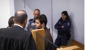 لقطة شاشة من فيديو يظهر فيه كامل أبو عمارة، وسط الصورة، وهو مواطن عربي إسرائيلي متهم بالانضمام إلى تنظيم داعش، في المحكمة المركزية في تل أبيب، 18 أبريل،