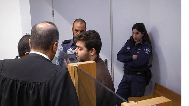 لقطة شاشة من فيديو يظهر فيه كامل أبو عمارة، وسط الصورة، وهو مواطن عربي إسرائيلي متهم بالانضمام إلى تنظيم داعش، في المحكمة المركزية في تل أبيب، 18 أبريل،