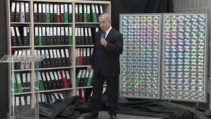 رئيس الوزراء بنيامين نتنياهو يشير إلى الملفات النووية الإيرانية التي حصلت عليها إسرائيل والتي يقول إنها تثبت أن إيران كذبت بشأن برنامج أسلحتها النووية، في 30 أبريل 2018. (مكتب رئيس الوزراء)