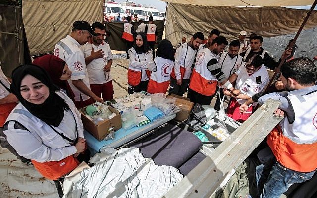 مسعفون فلسطينيون يتهيأون خلال مظاهرات  امام الحدود بين غزة واسرائيل بالقرب من خان يونس، شرقي مدينة غزة، 6 ابريل 2018 (SAID KHATIB / AFP)