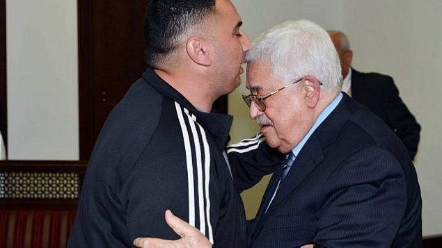 رئيس السلطة الفلسطينية محمود عباس (من اليمين)، يستقبل رجائي حداد، الذي قضى 20 عاما في السجن الإسرائيلي لضلوعه في هجوم وقع في عام 1997 أسفر عن مقتل غابرييل هيرشبرغ. (WAFA/Thaer Ghanaim)