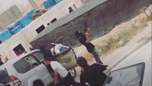 إطلاق البدو للنار من أسلحة M-16 في الهواء في 20 أبريل، 2018، خلال موكب زفاف بالقرب من تقاطع أوهاليم على الطريق 40. (Screencapture)